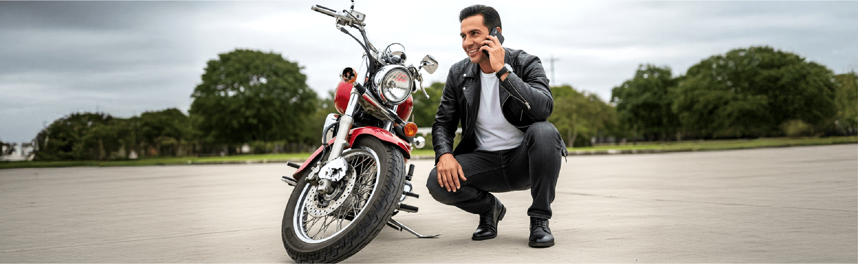 Hombre al lado de su moto